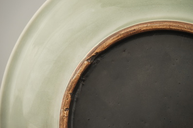 Celadon schotel in Chinees porselein met lotusversiering, 19e eeuw