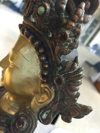 Figure de Bouddha Amoghasiddi en bronze dor&eacute; incrust&eacute; de corail et de turquoise, 18e-19e