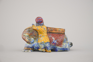 Chinese gesculpteerde figuur van een ruiter, beschilderd in lapis lazuli, 19e eeuw