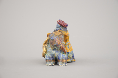 Chinese gesculpteerde figuur van een ruiter, beschilderd in lapis lazuli, 19e eeuw