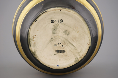 Vase fin Art D&eacute;co avec rayures dor&eacute;es et noires, Boch Mettlach Luxembourg, d&eacute;but 20e