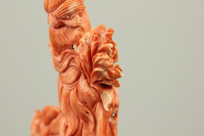 Groupe fine sculpt&eacute;e en corail rouge de Guanyin jouant le 'Qin', Chine, 19e