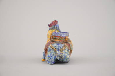 Chinese gesculpteerde figuur van een ruiter, beschilderd in lapis lazuli, 19e eeuw