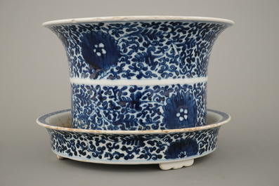 Jardini&egrave;re avec support en porcelaine de Chine, bleu et blanc, dynastie King