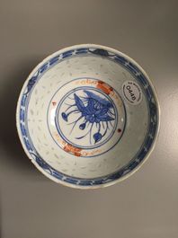 Lot de 5 bols &agrave; riz doucai et une cuill&egrave;re en porcelaine de Chine, 19e-20e