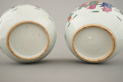 Paire de pots couverts en porcelaine de Chine, famille rose, 19e