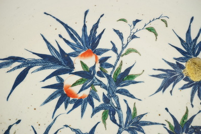 Tr&egrave;s grand plat chinois doucai &agrave; d&eacute;cor neuf p&ecirc;ches', 19e