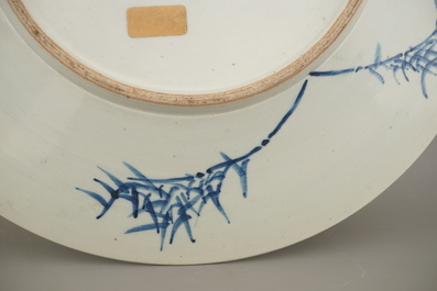 Tr&egrave;s grand plat chinois doucai &agrave; d&eacute;cor neuf p&ecirc;ches', 19e
