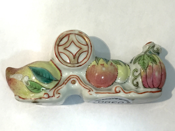 Pot &agrave; pinseaux en porcelaine de Chine en forme de fruits sanduo, 19e