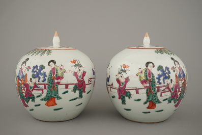 Paire de pots couverts en porcelaine de Chine, famille rose, 19e