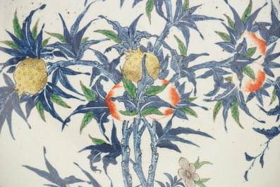Tr&egrave;s grand plat chinois doucai &agrave; d&eacute;cor neuf p&ecirc;ches', 19e