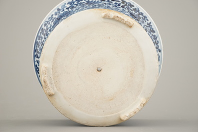 Jardini&egrave;re avec support en porcelaine de Chine, bleu et blanc, dynastie King