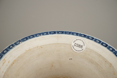 Jardini&egrave;re avec support en porcelaine de Chine, bleu et blanc, dynastie King
