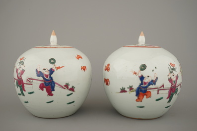Paire de pots couverts en porcelaine de Chine, famille rose, 19e