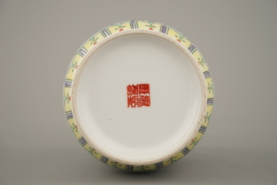 A Chinese porcelain wucai vase, 19/20th C.