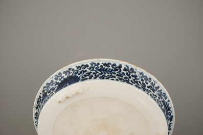 Jardini&egrave;re avec support en porcelaine de Chine, bleu et blanc, dynastie King