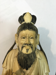 Figure chinoise de Luohan assis, en ivoire sculpt&eacute;, 19e-20e