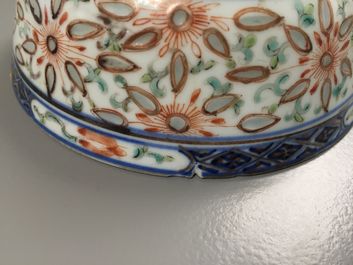 Lot de 5 bols &agrave; riz doucai et une cuill&egrave;re en porcelaine de Chine, 19e-20e