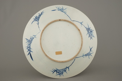 Tr&egrave;s grand plat chinois doucai &agrave; d&eacute;cor neuf p&ecirc;ches', 19e