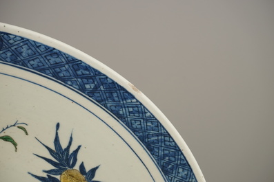 Tr&egrave;s grand plat chinois doucai &agrave; d&eacute;cor neuf p&ecirc;ches', 19e