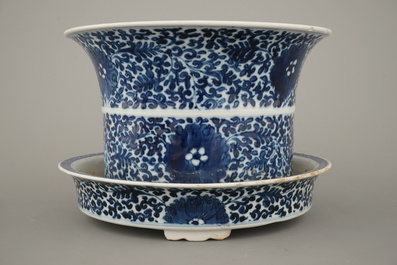 Jardini&egrave;re avec support en porcelaine de Chine, bleu et blanc, dynastie King