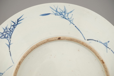 Tr&egrave;s grand plat chinois doucai &agrave; d&eacute;cor neuf p&ecirc;ches', 19e