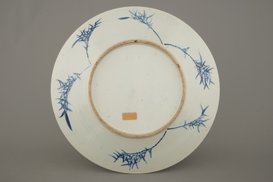 Tr&egrave;s grand plat chinois doucai &agrave; d&eacute;cor neuf p&ecirc;ches', 19e