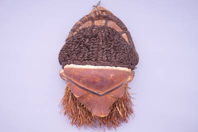 Masque africain sculpt&eacute; en bois, Pende, d&eacute;but-moiti&eacute; 20e