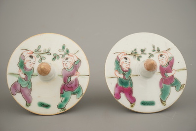 Paire de pots couverts en porcelaine de Chine, famille rose, 19e