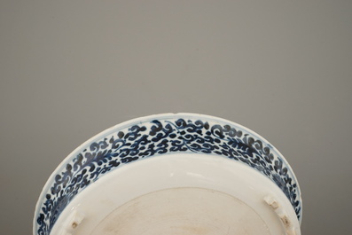 Jardini&egrave;re avec support en porcelaine de Chine, bleu et blanc, dynastie King