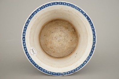 Jardini&egrave;re avec support en porcelaine de Chine, bleu et blanc, dynastie King
