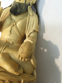 Figure chinoise de Luohan assis, en ivoire sculpt&eacute;, 19e-20e