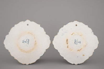 Een paar Delfts aardewerken chinoiserie plaquettes, gedateerd 1757
