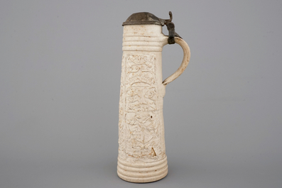 Een Siegburg schnelle met een alliantiewapen van oa. Denemarken, ca. 1580
