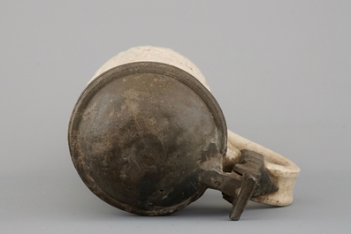 Een Siegburg schnelle met een alliantiewapen van oa. Denemarken, ca. 1580