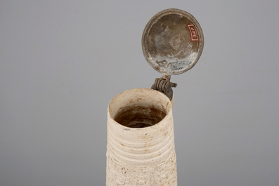 Een Siegburg schnelle met een alliantiewapen van oa. Denemarken, ca. 1580