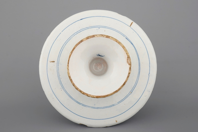 Un tazza en Delft bleu et blanc au d&eacute;cor chinoiserie, ca. 1690