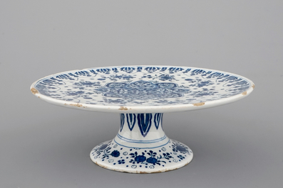 Un tazza en Delft bleu et blanc au d&eacute;cor chinoiserie, ca. 1690