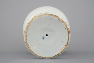 Une chevrette en fa&iuml;ence de Delft polychrome, 18&egrave;me