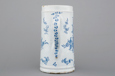 Une chope exceptionelle d&eacute;cor&eacute;e d'une sc&egrave;ne de taverne, Courtrai ou Bruxelles, dat&eacute;e 1794