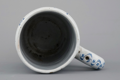 Une chope exceptionelle d&eacute;cor&eacute;e d'une sc&egrave;ne de taverne, Courtrai ou Bruxelles, dat&eacute;e 1794