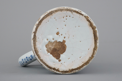 Une chope exceptionelle d&eacute;cor&eacute;e d'une sc&egrave;ne de taverne, Courtrai ou Bruxelles, dat&eacute;e 1794