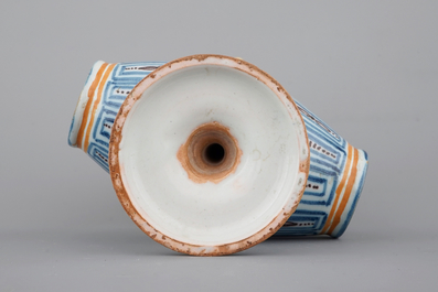 Un ensemble de 3 pichets trompeurs en forme de tonneau, Talavera, Espagne, ca. 1820