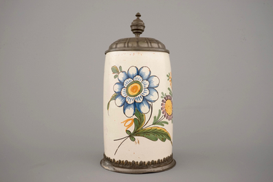 Une chope &agrave; bi&egrave;re en faience &agrave; d&eacute;cor florale, 18&egrave;me, Allemagne