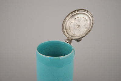 Een monochroom turquoise bierpul met tinnen deksel, 18e, Bunzlau (?)