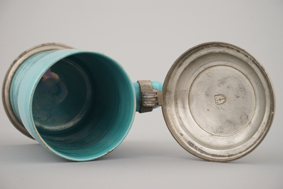 Een monochroom turquoise bierpul met tinnen deksel, 18e, Bunzlau (?)