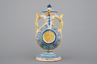 Un ensemble de 3 pichets trompeurs en forme de tonneau, Talavera, Espagne, ca. 1820