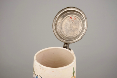 Une chope &agrave; bi&egrave;re en faience &agrave; d&eacute;cor florale, 18&egrave;me, Allemagne