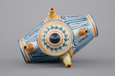 Un ensemble de 3 pichets trompeurs en forme de tonneau, Talavera, Espagne, ca. 1820