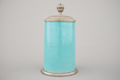 Een monochroom turquoise bierpul met tinnen deksel, 18e, Bunzlau (?)
